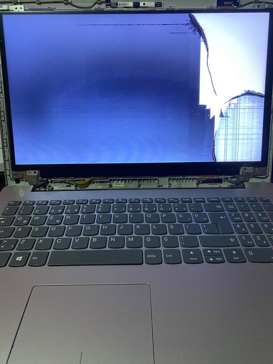 Servis öncesi kırık laptop ekranı