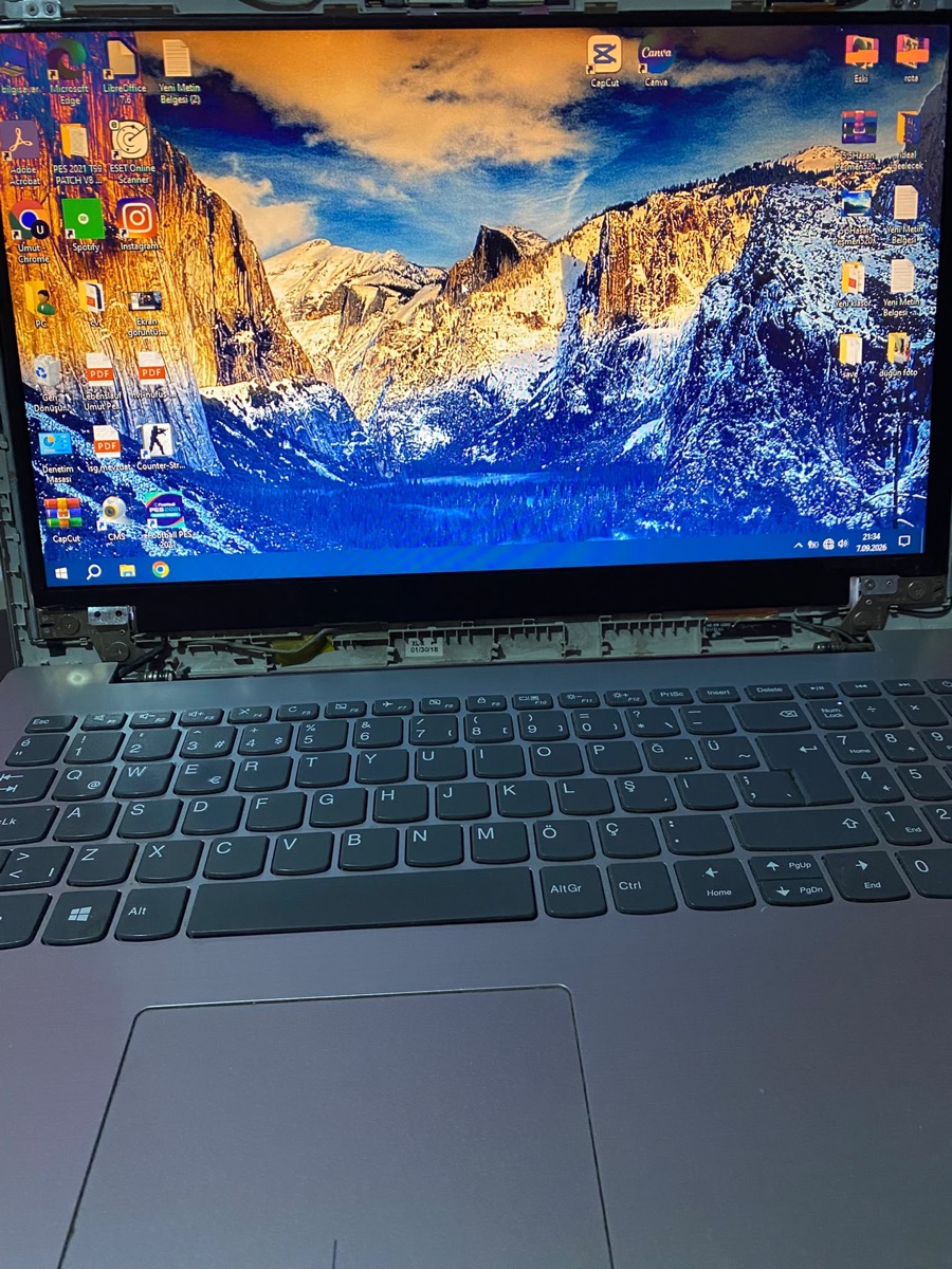 Servis sonrası görüntü veren laptop ekranı